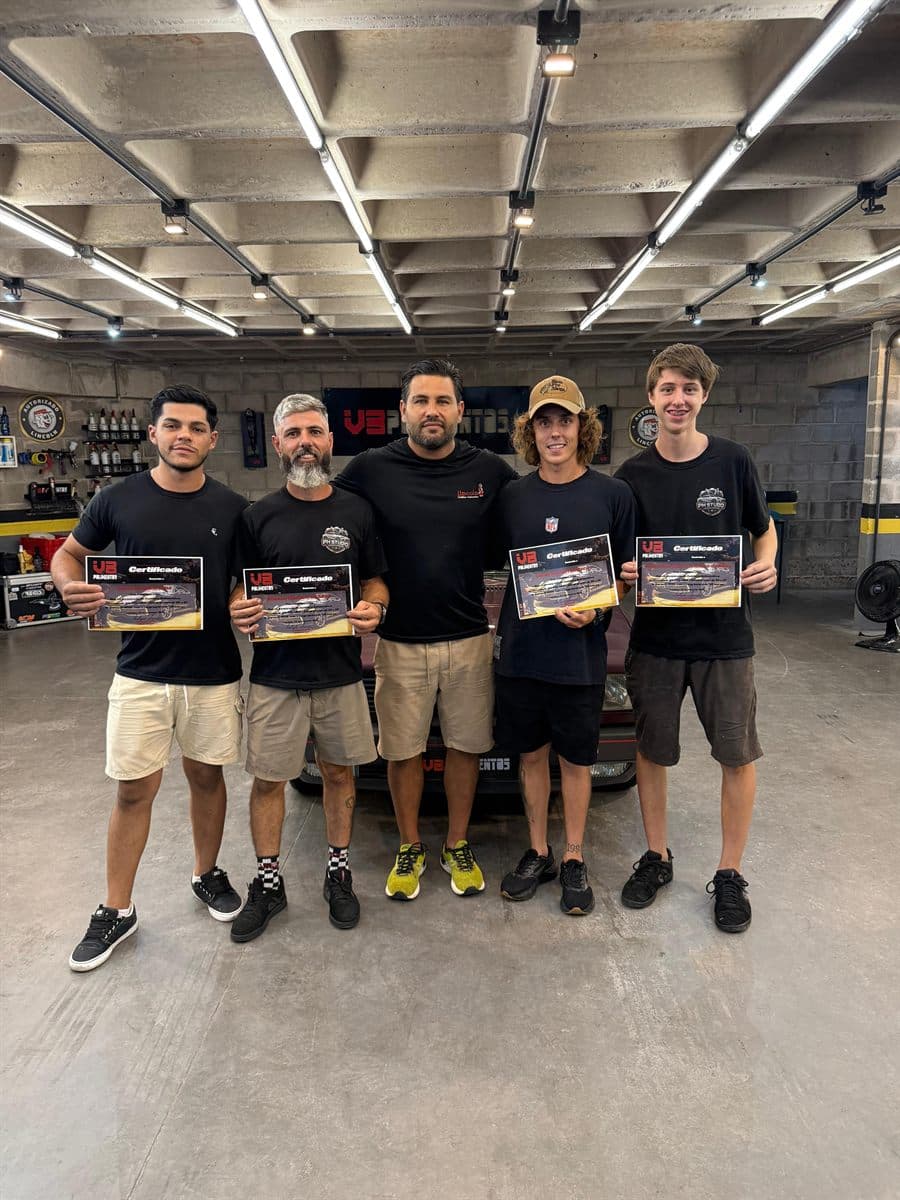 Turma formada no treinamento de polimento