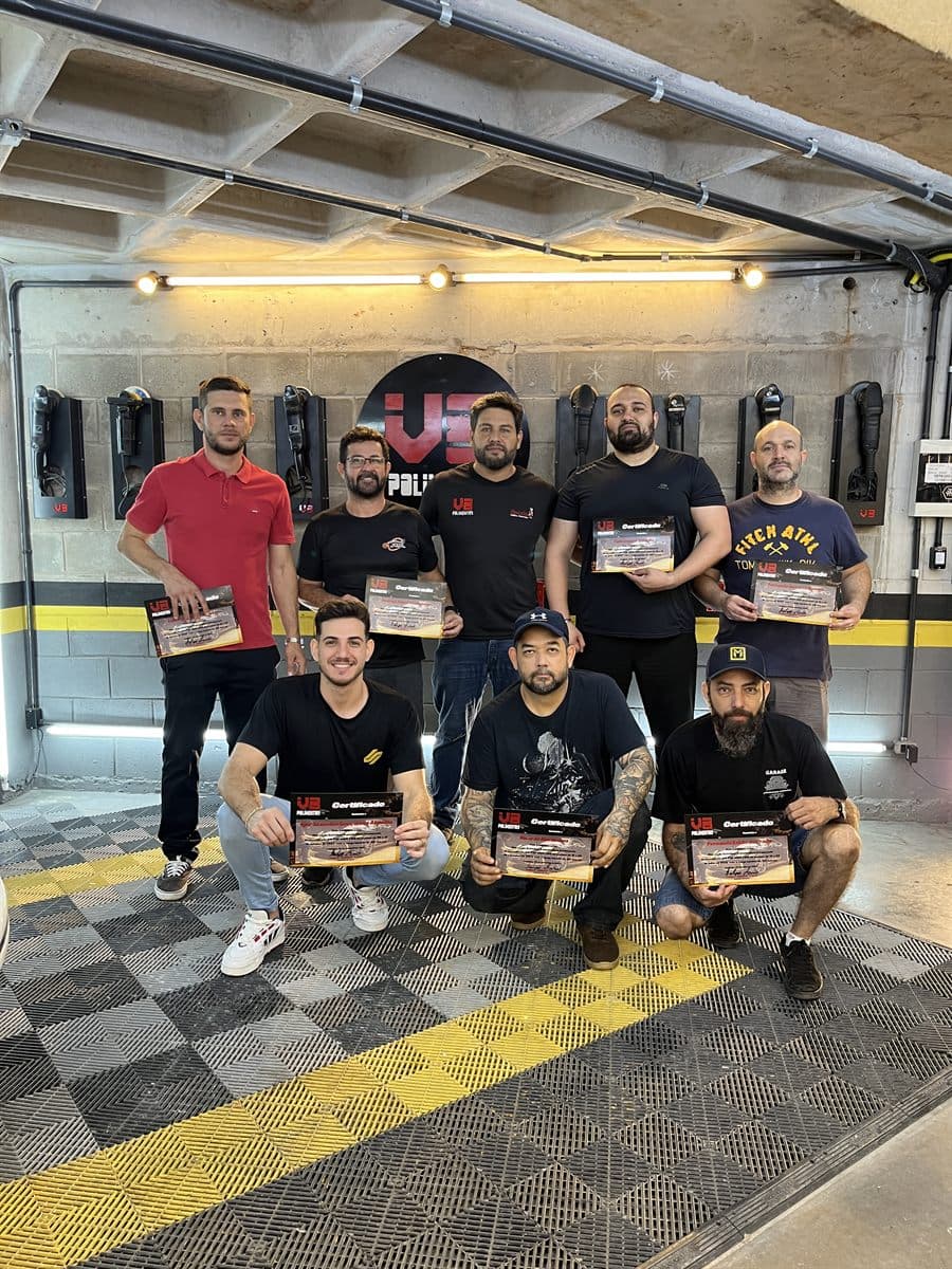 Turma de alunos com os certificados V8
