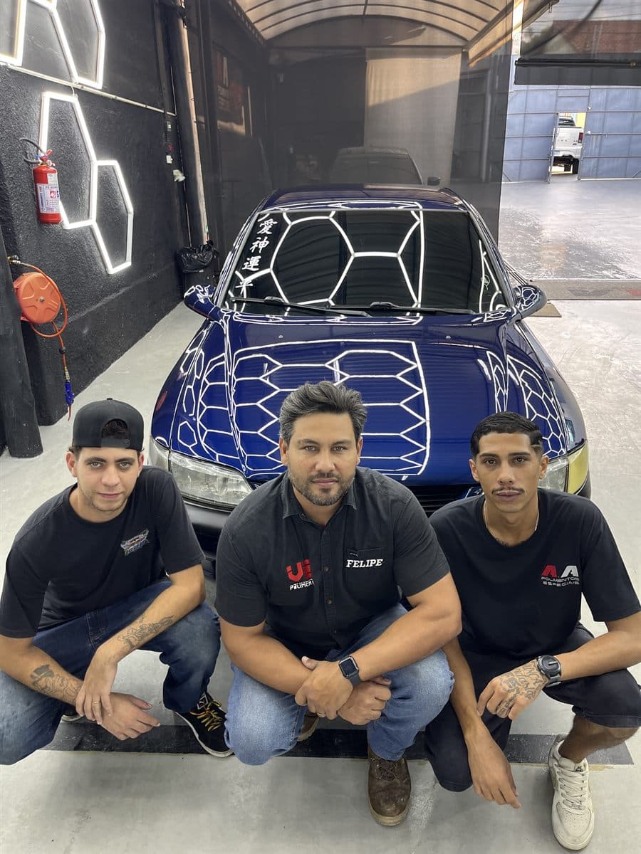 Felipe e alunos no fim do treinamento prático