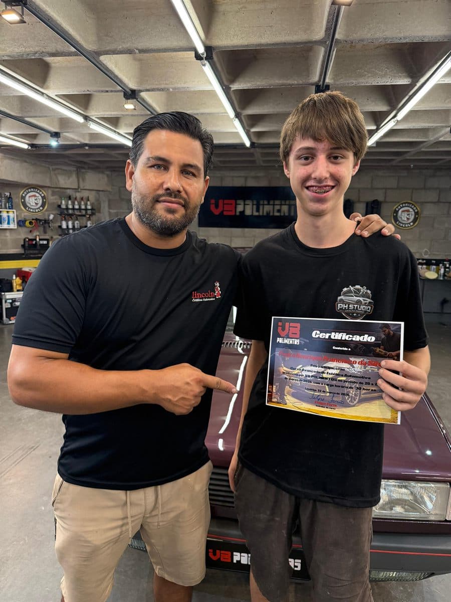 Aluno recebendo o certificado do treinamento