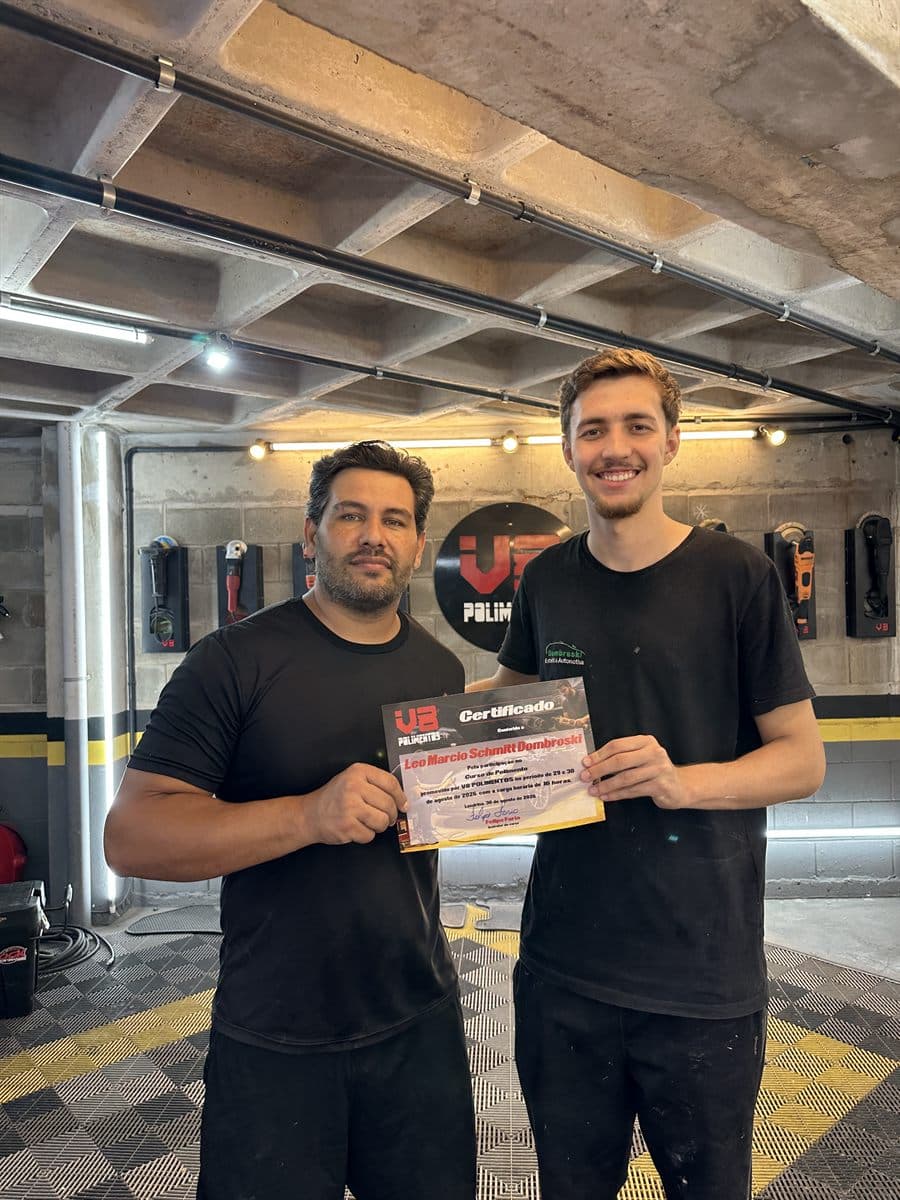 Aluno com o certificado de polimento automotivo