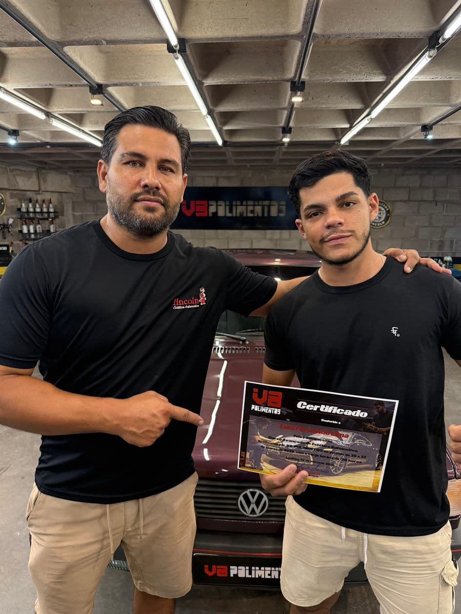 Aluno certificado com a equipe V8
